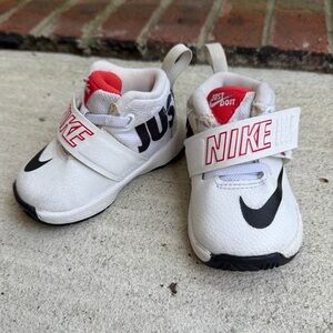 NIKE TEAM HUSTLE D8 TD 'JUST DO IT WHITE BLACK Sneakers Size 4C toddler